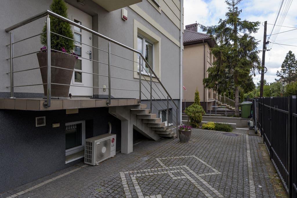 Functional office space with independent access – 11