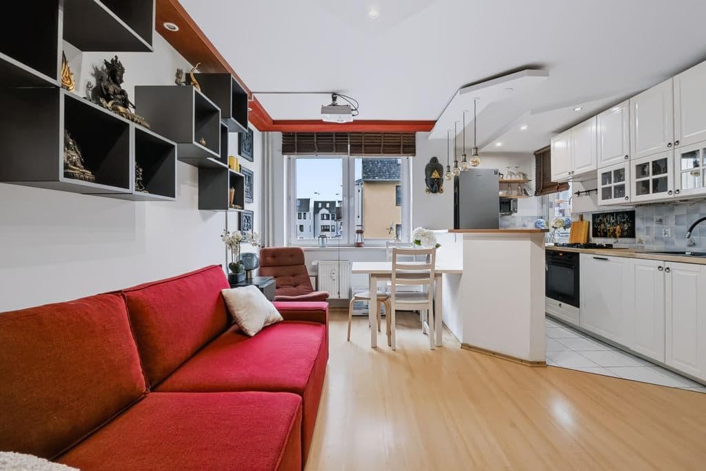 Bright 2-room apartment with balcony in prime location – 2