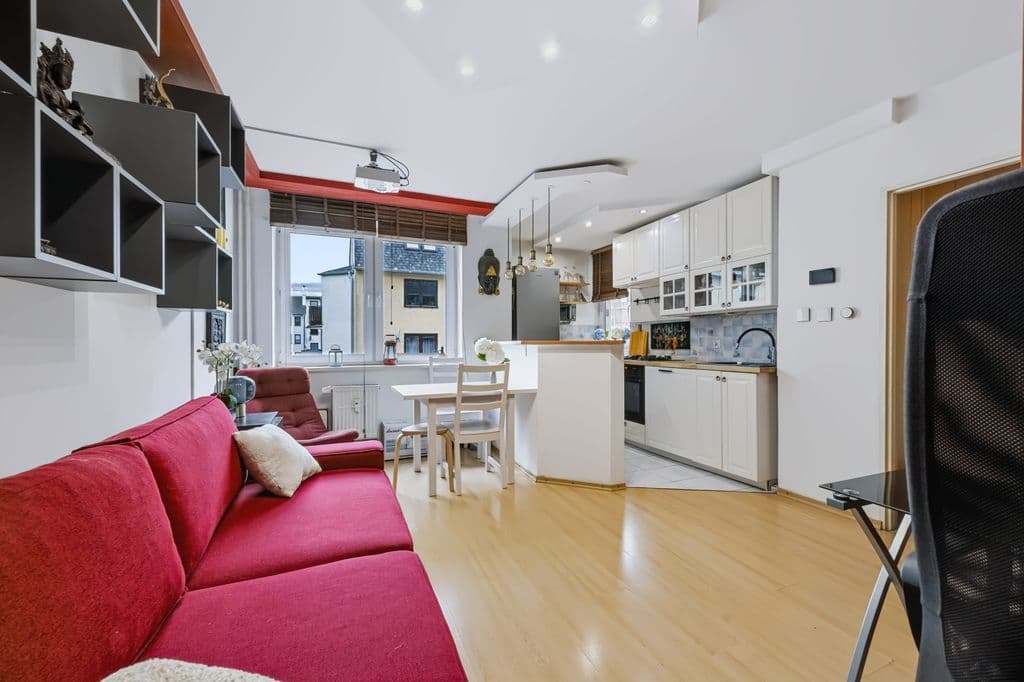 Bright 2-room apartment with balcony in prime location – 3