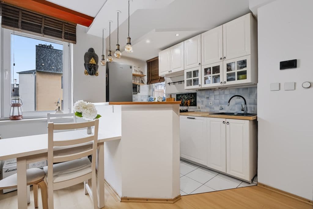 Bright 2-room apartment with balcony in prime location – 4