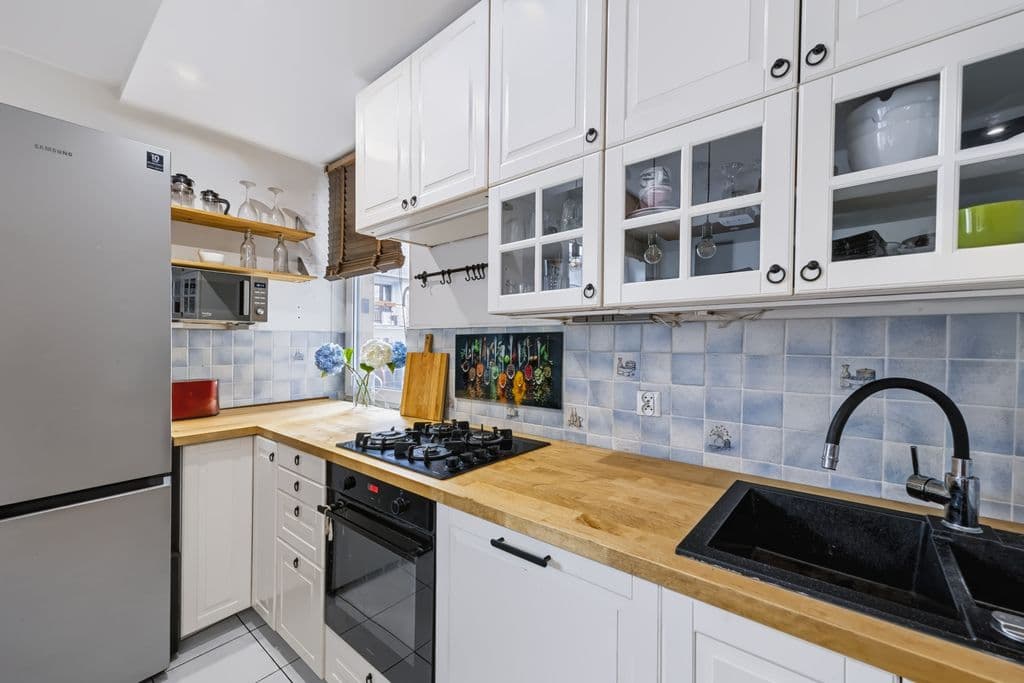 Bright 2-room apartment with balcony in prime location – 6