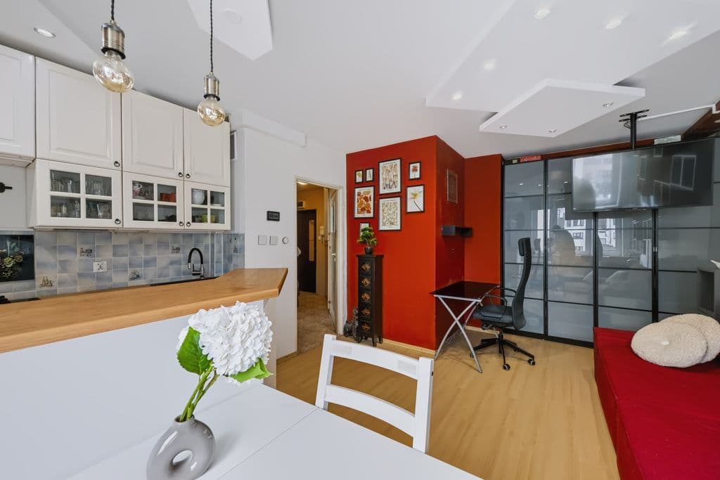 Bright 2-room apartment with balcony in prime location – 7