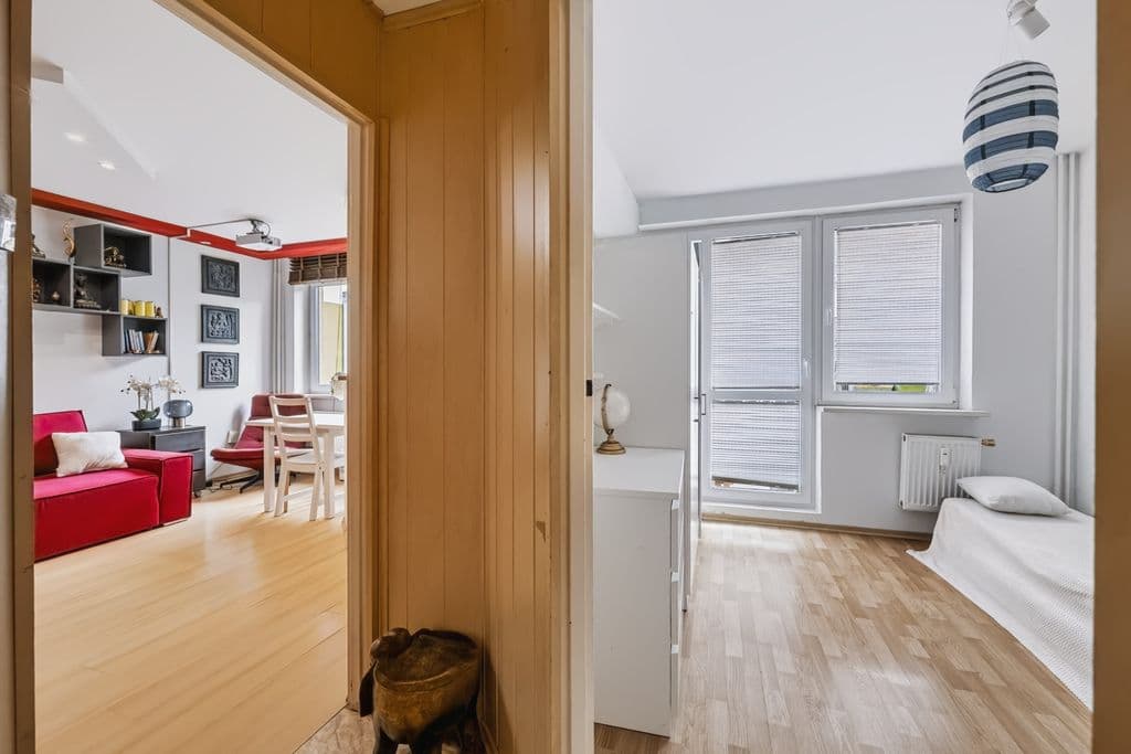 Bright 2-room apartment with balcony in prime location – 10