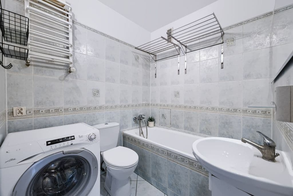 Bright 2-room apartment with balcony in prime location – 13