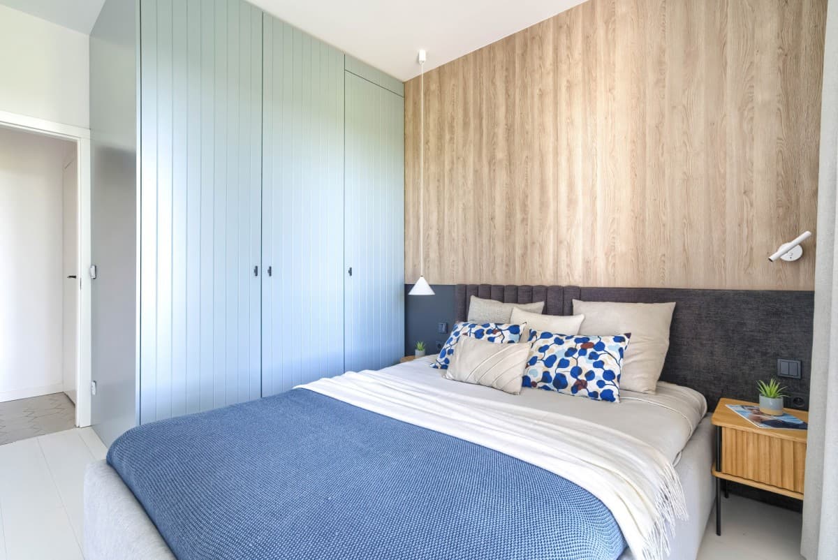 Stylishly finished apartment with stunning horse track views – 11