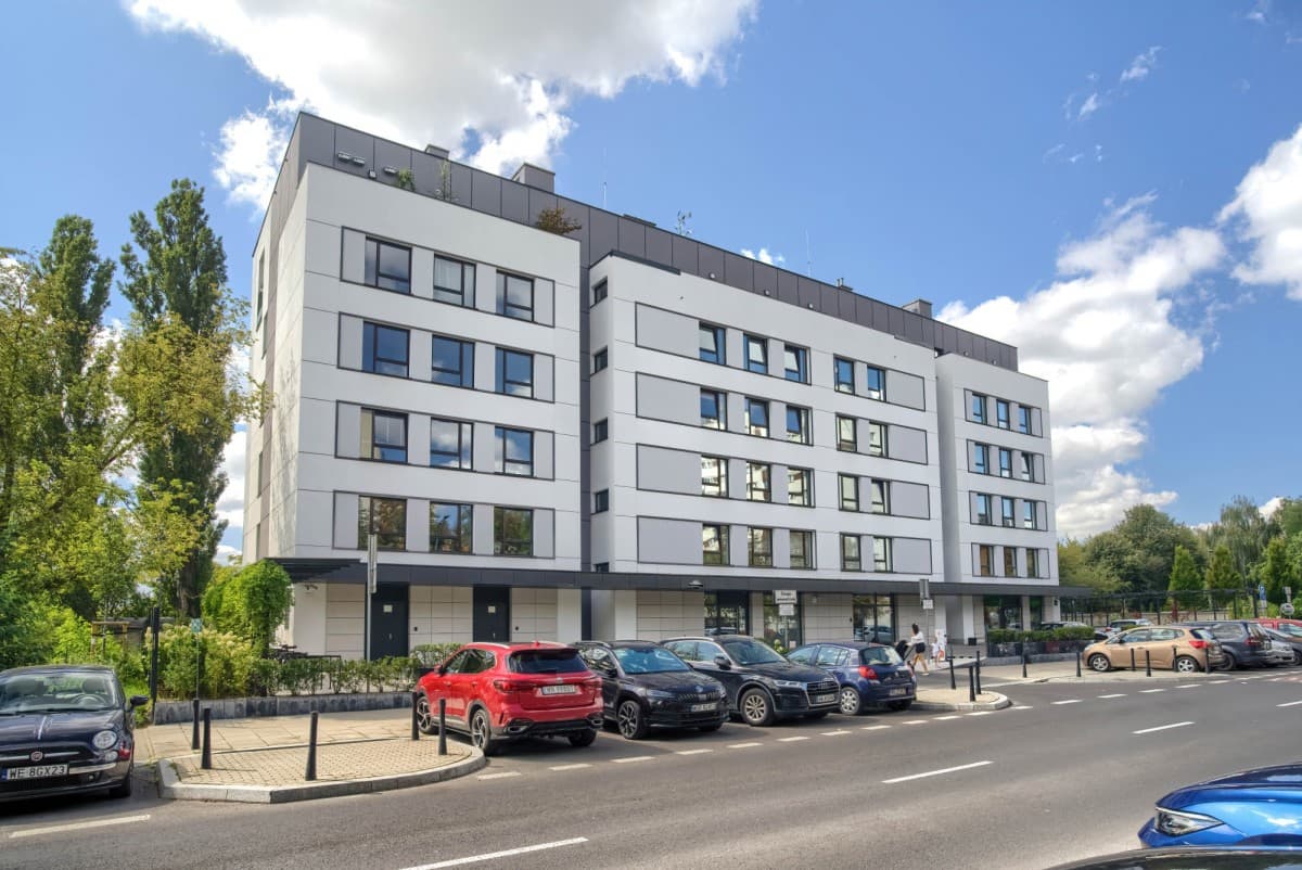 Stylishly finished apartment with stunning horse track views – 15