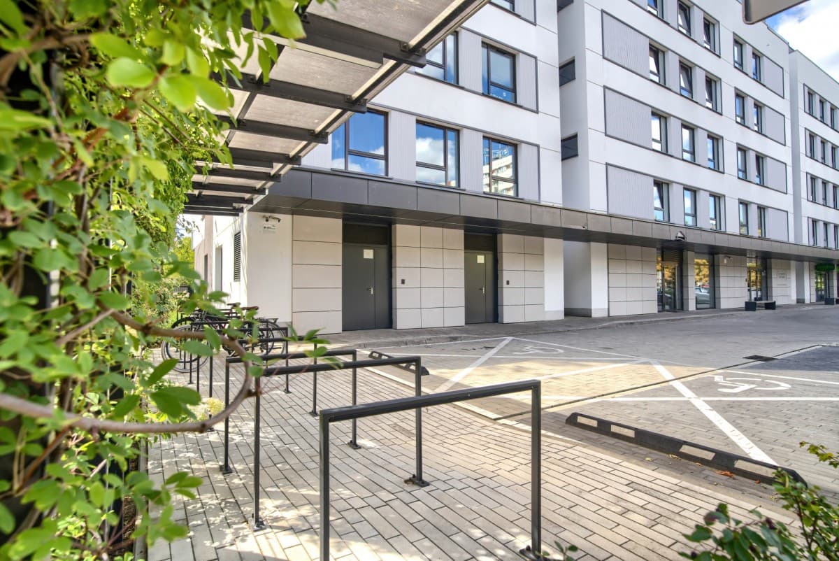 Stylishly finished apartment with stunning horse track views – 16