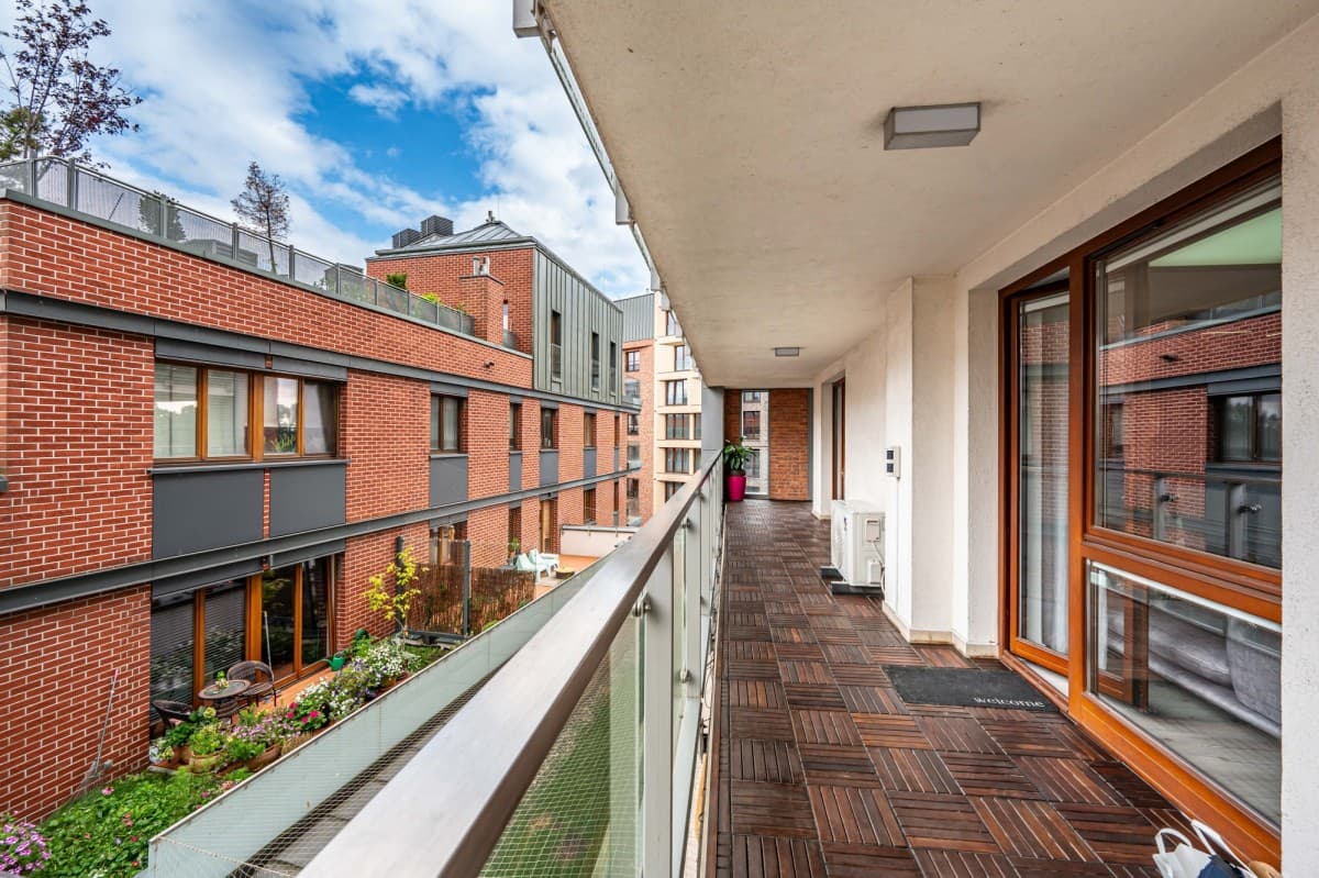 Modern 3-room apartment with large terrace in Praga – 5