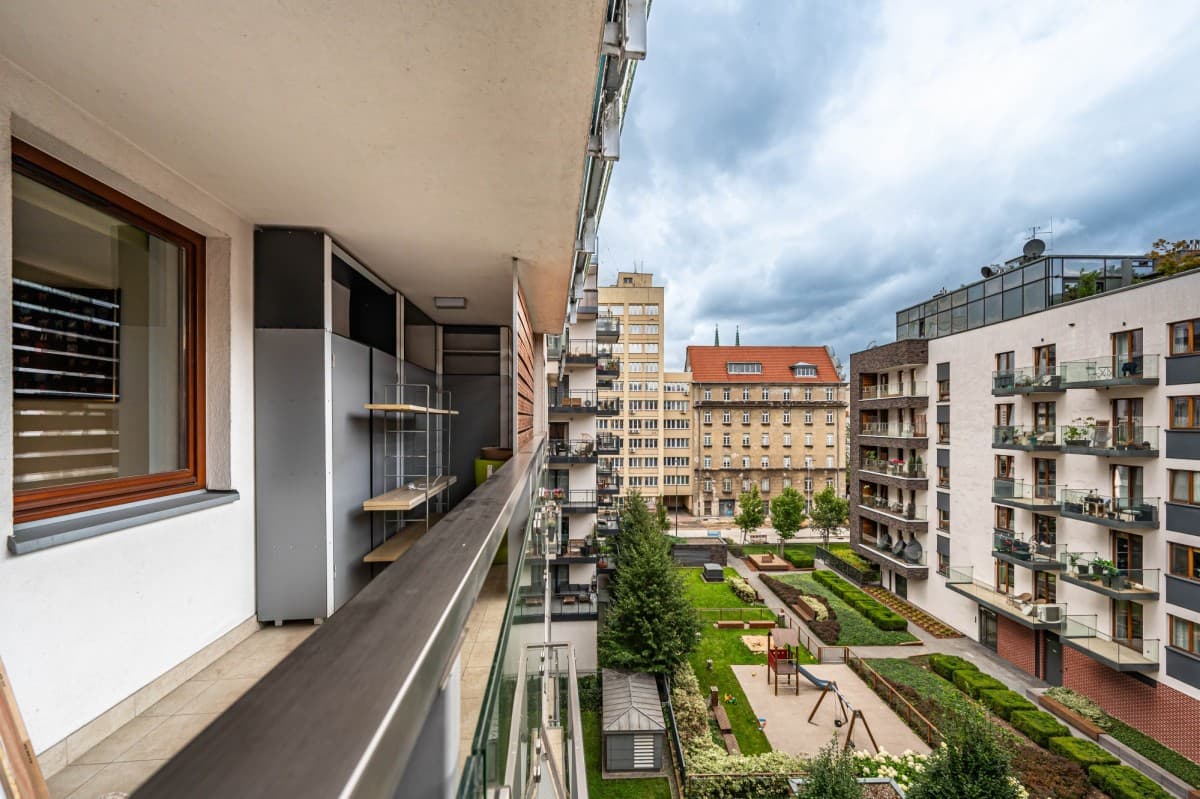 Modern 3-room apartment with large terrace in Praga – 22