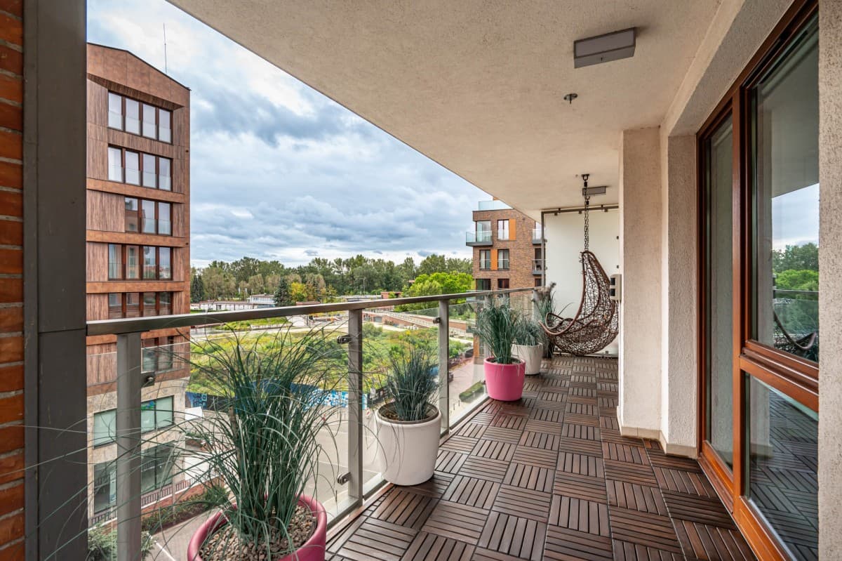 Modern 3-room apartment with large terrace in Praga – 23