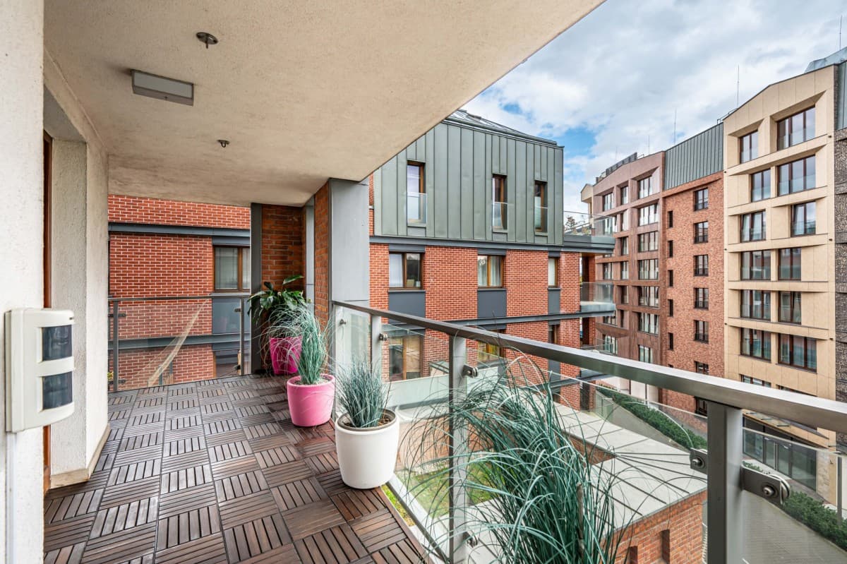 Modern 3-room apartment with large terrace in Praga – 24