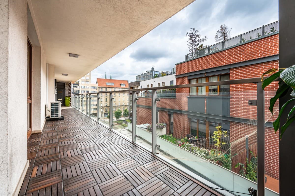 Modern 3-room apartment with large terrace in Praga – 25