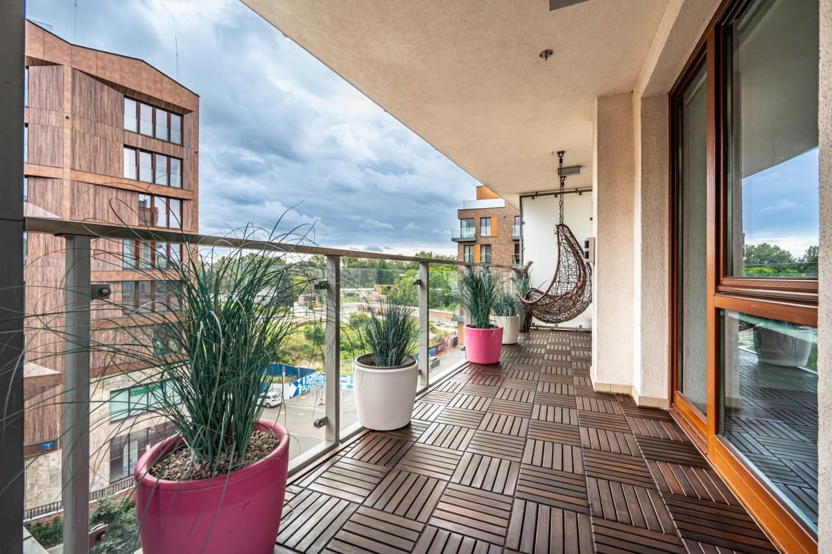 Modern 3-room apartment with large terrace in Praga – 26