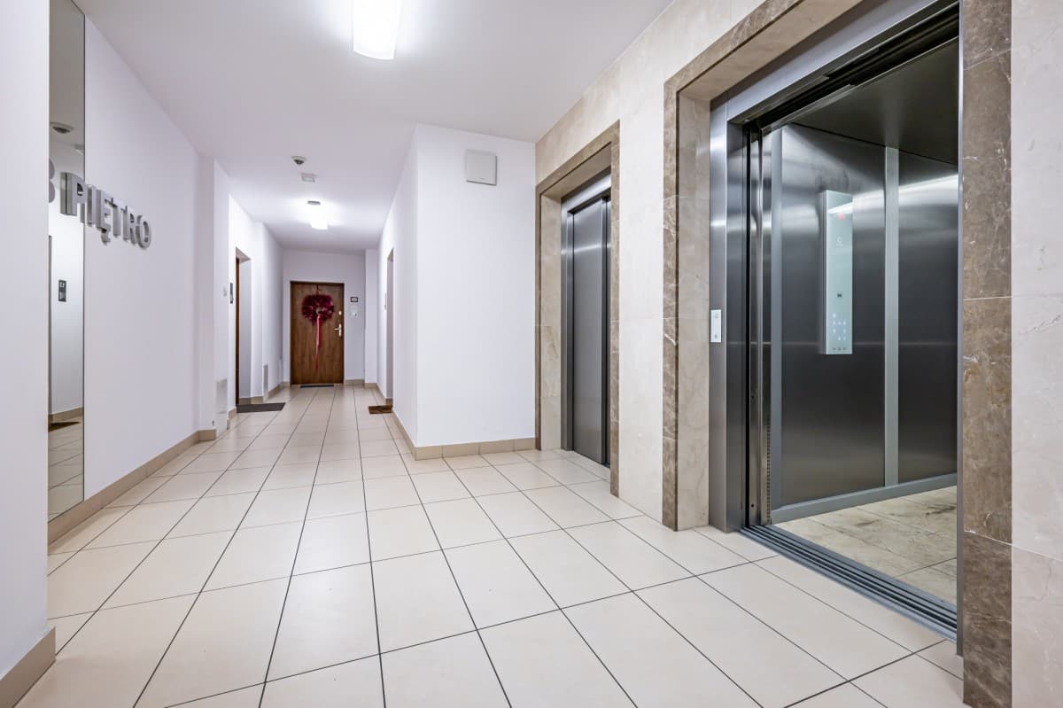 Modern 3-room apartment with large terrace in Praga – 28