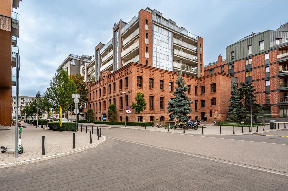 Modern 3-room apartment with large terrace in Praga – 30
