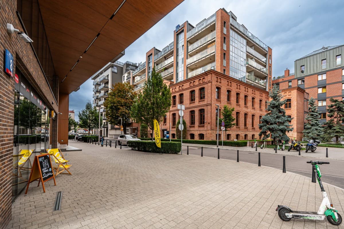 Modern 3-room apartment with large terrace in Praga – 32