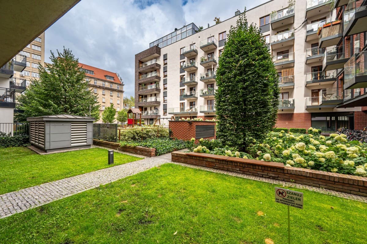 Modern 3-room apartment with large terrace in Praga – 33