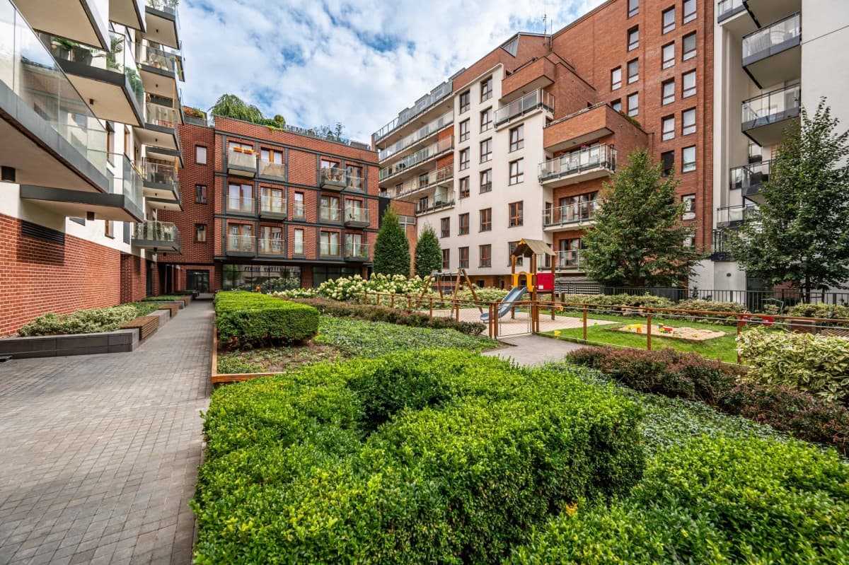 Modern 3-room apartment with large terrace in Praga – 34