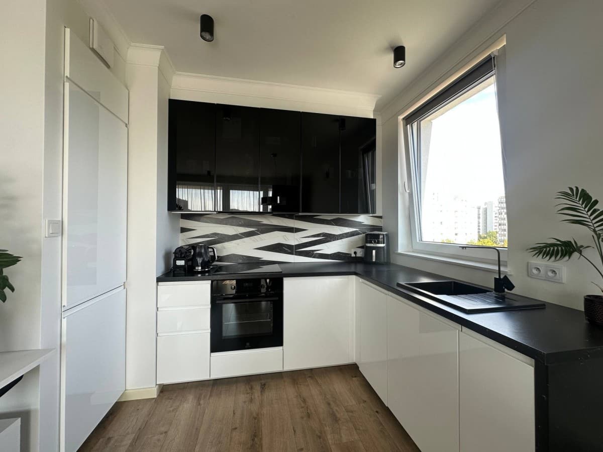 Modern 2-room flat 3 mins from Metro M2 – 6