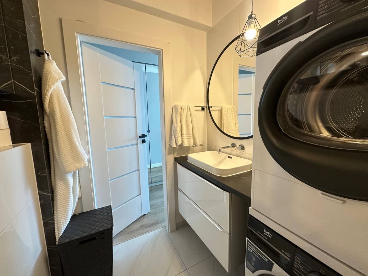 Modern 2-room flat 3 mins from Metro M2 – 12