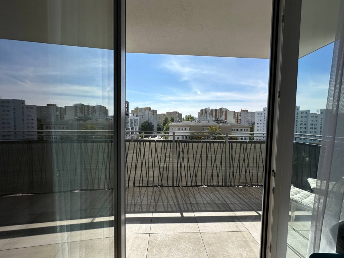Modern 2-room flat 3 mins from Metro M2 – 14