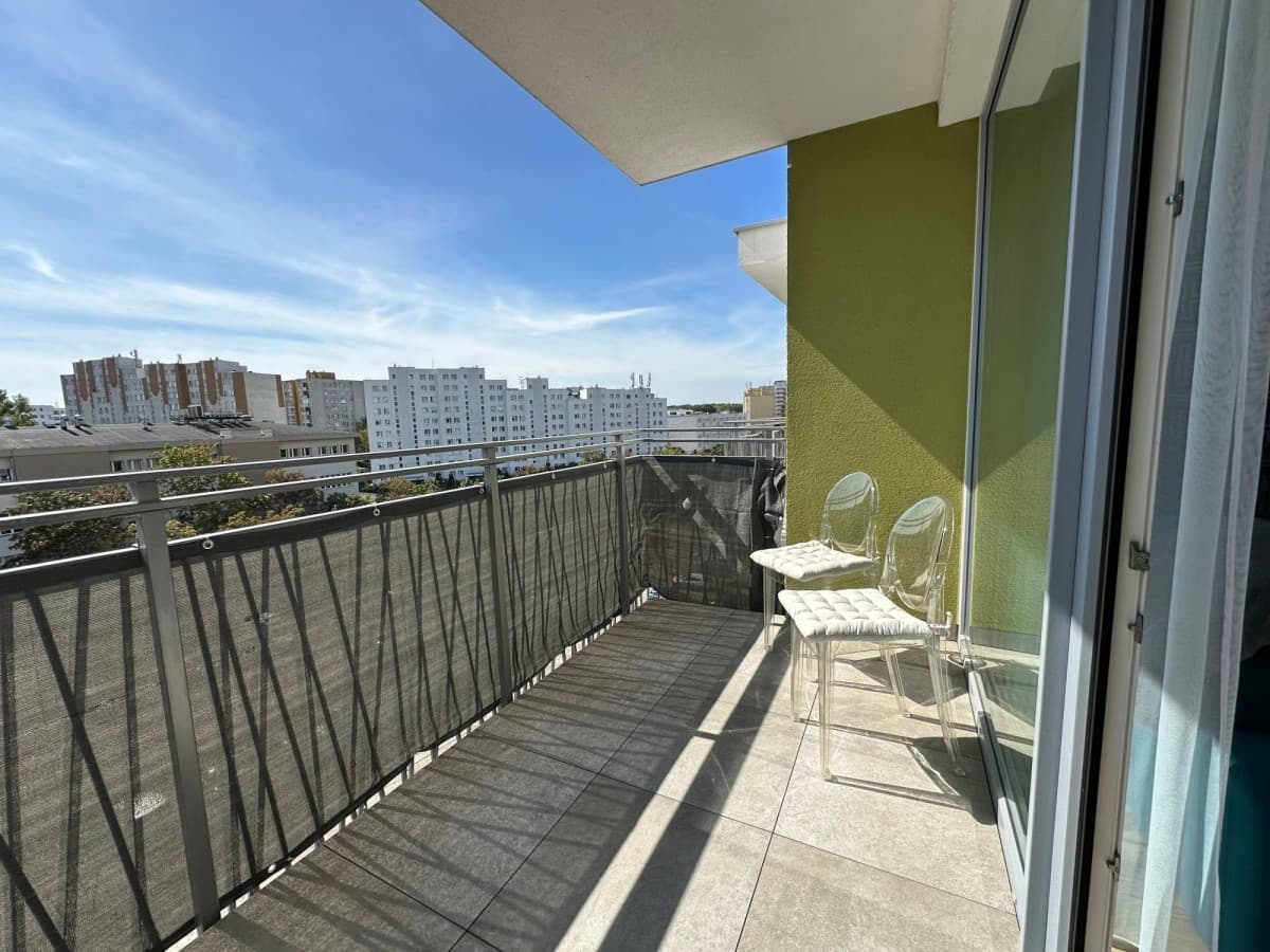 Modern 2-room flat 3 mins from Metro M2 – 15