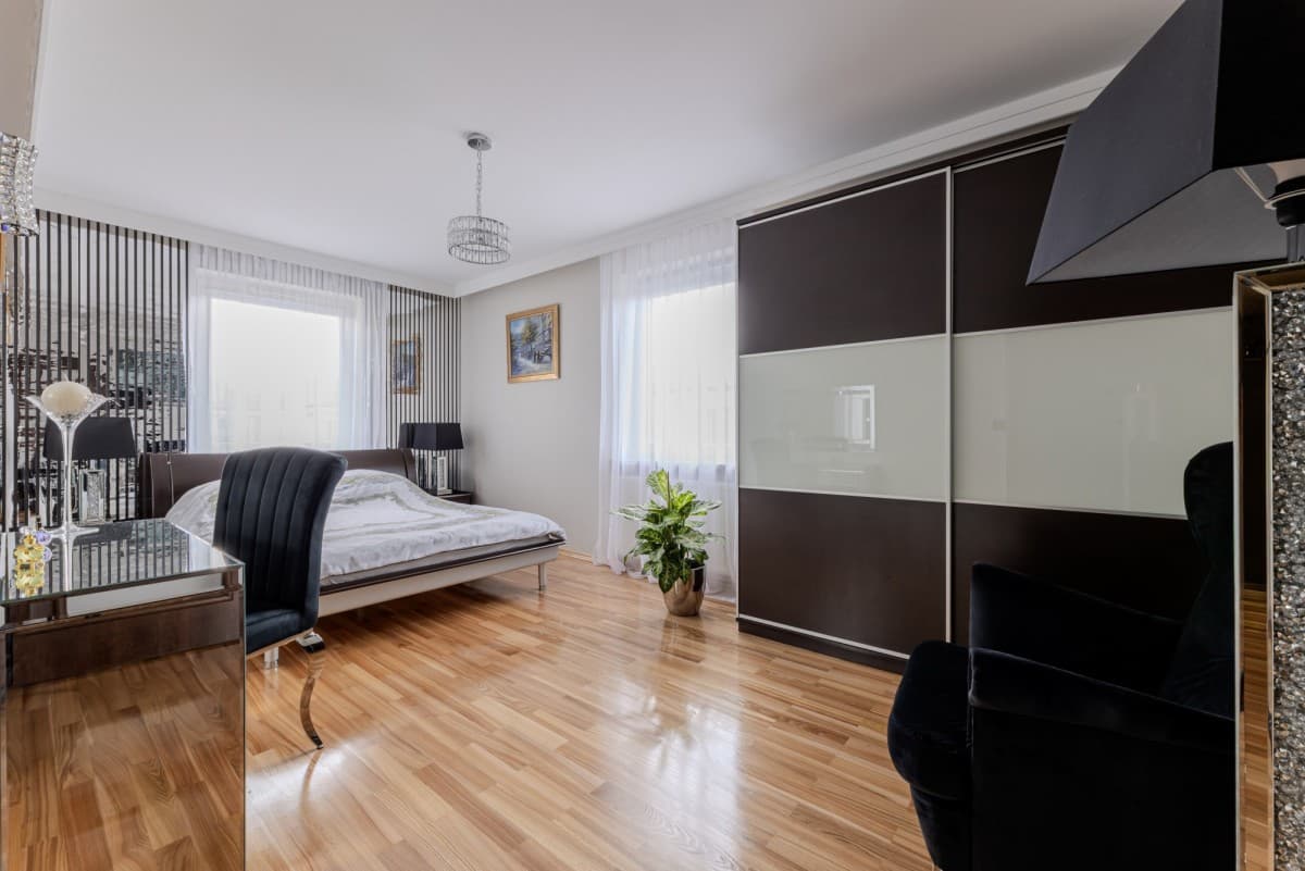 Renovated apartment with balcony and potential for fourth room – 6