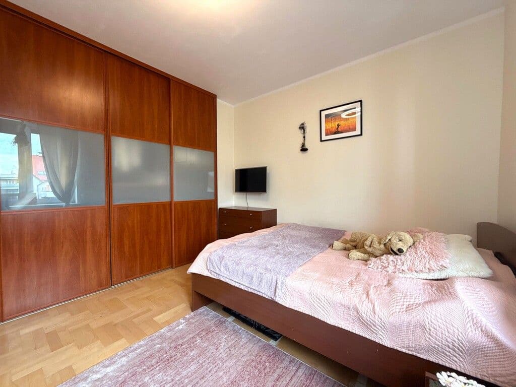 Spacious 3-room flat near Metro and Wola Park – 8