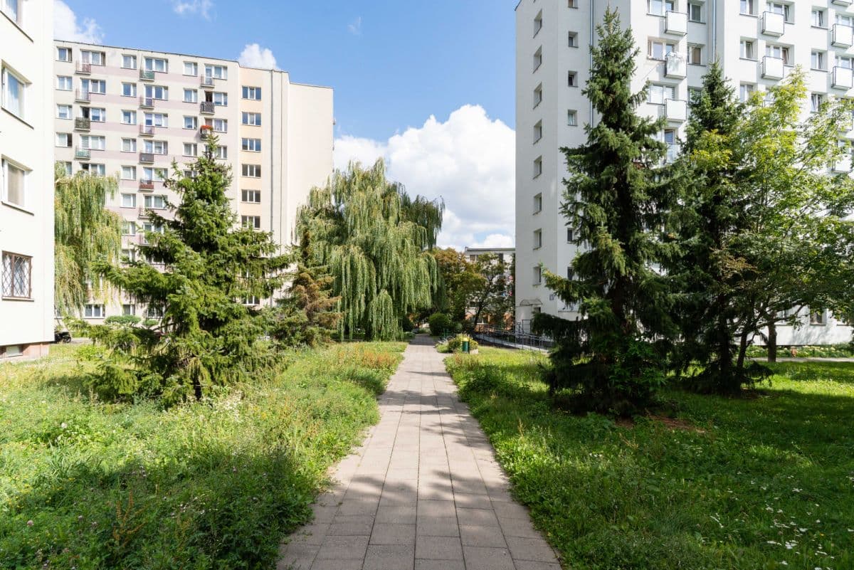 Sunny 2-room apartment for renovation in Włochy – 3