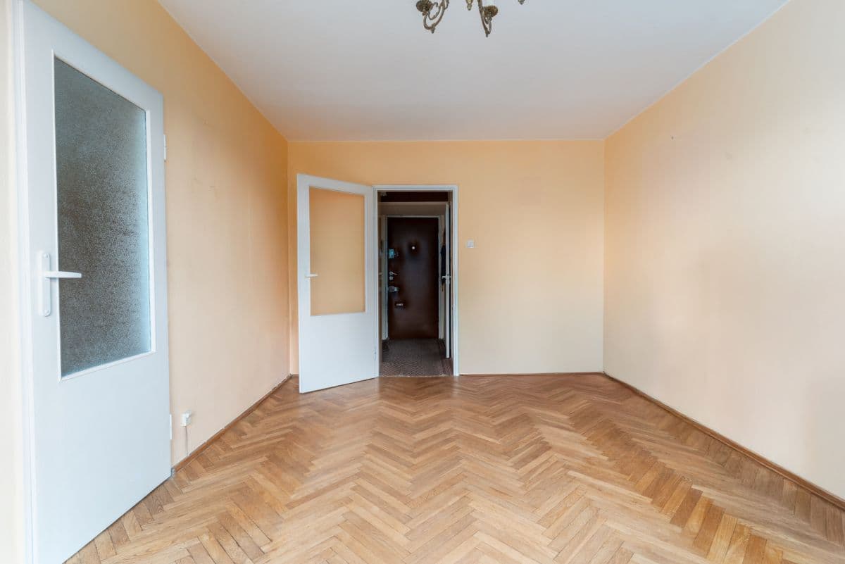 Sunny 2-room apartment for renovation in Włochy – 6