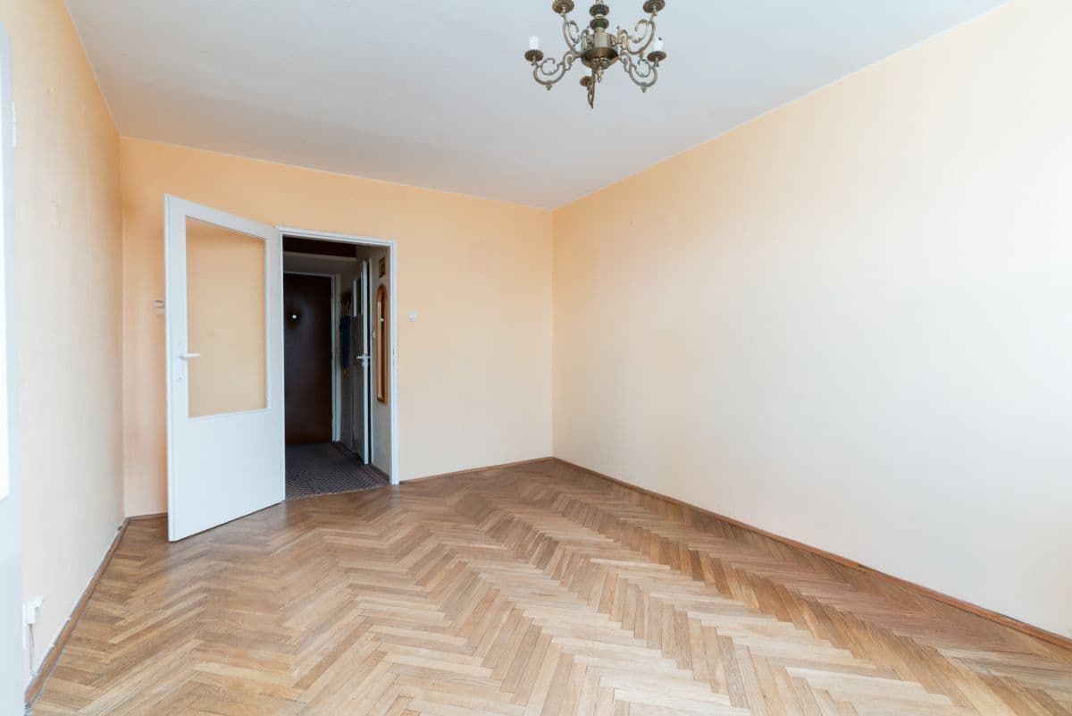 Sunny 2-room apartment for renovation in Włochy – 7