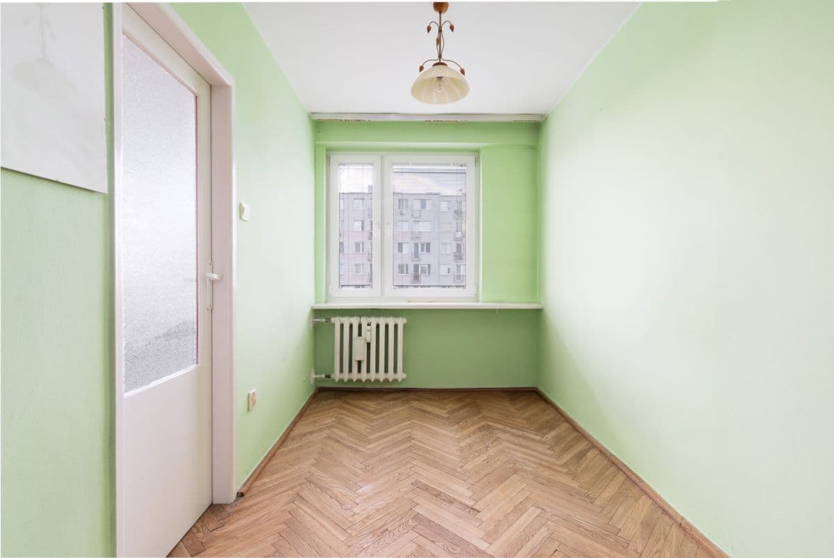 Sunny 2-room apartment for renovation in Włochy – 9