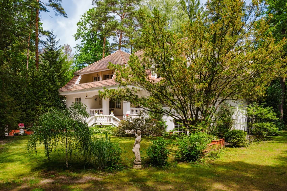 Spacious residence on 4,262 m² with park-like garden – 9