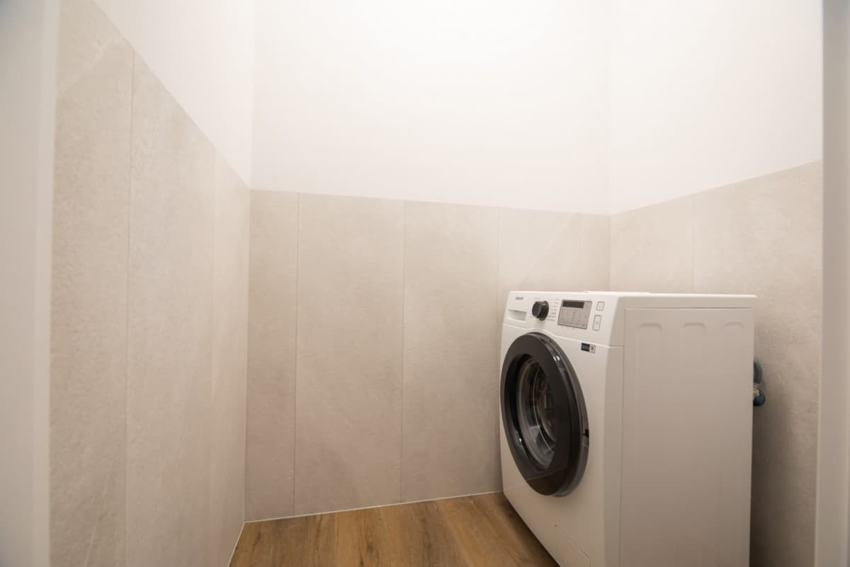 Modern 3-room apartment with large balcony in Wola – 10