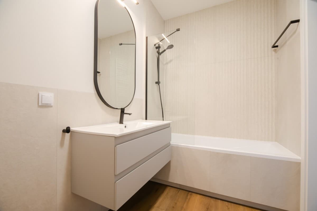 Modern 3-room apartment with large balcony in Wola – 13