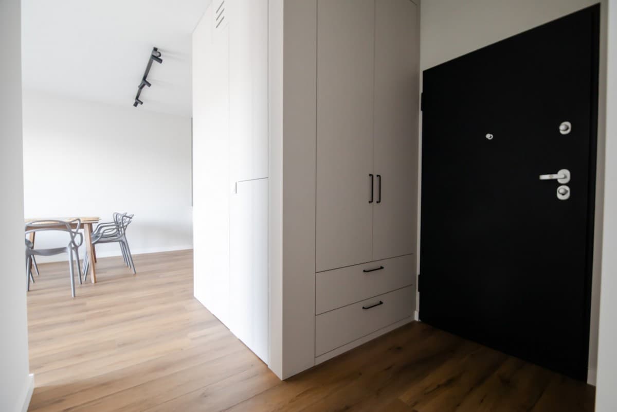 Modern 3-room apartment with large balcony in Wola – 15