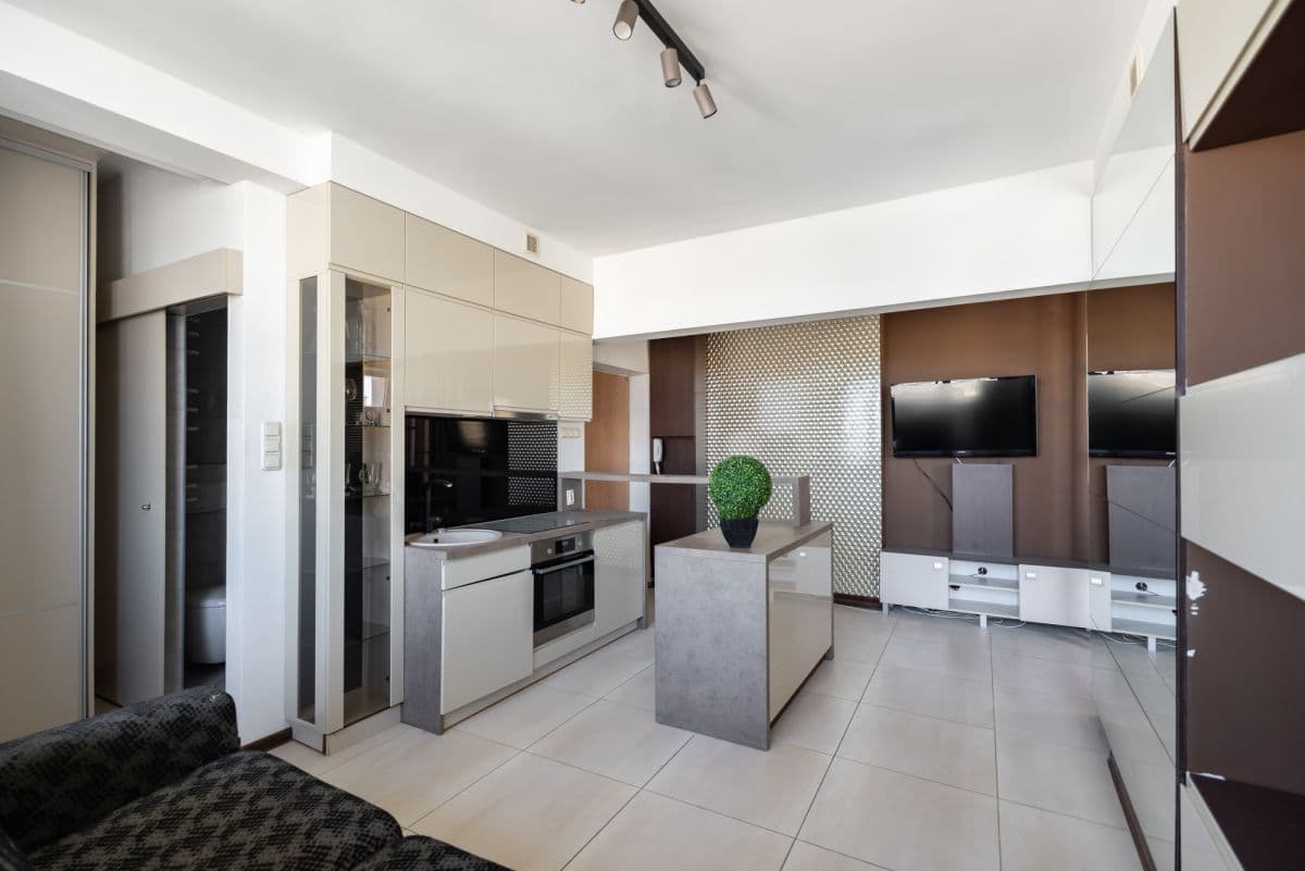 Studio apartment with stunning Warsaw skyline views – 6