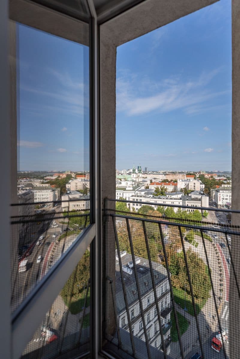 Studio apartment with stunning Warsaw skyline views – 10