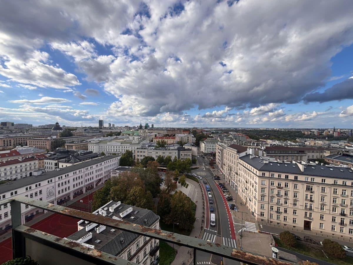 Studio apartment with stunning Warsaw skyline views – 16