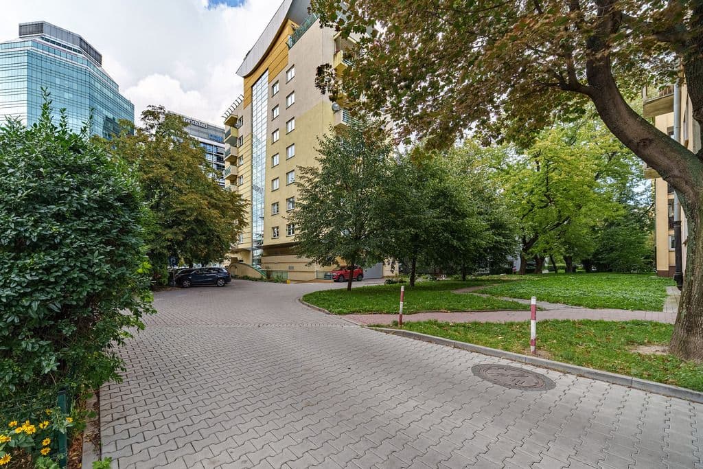 Spacious 3-room apartment with attic privacy – 16