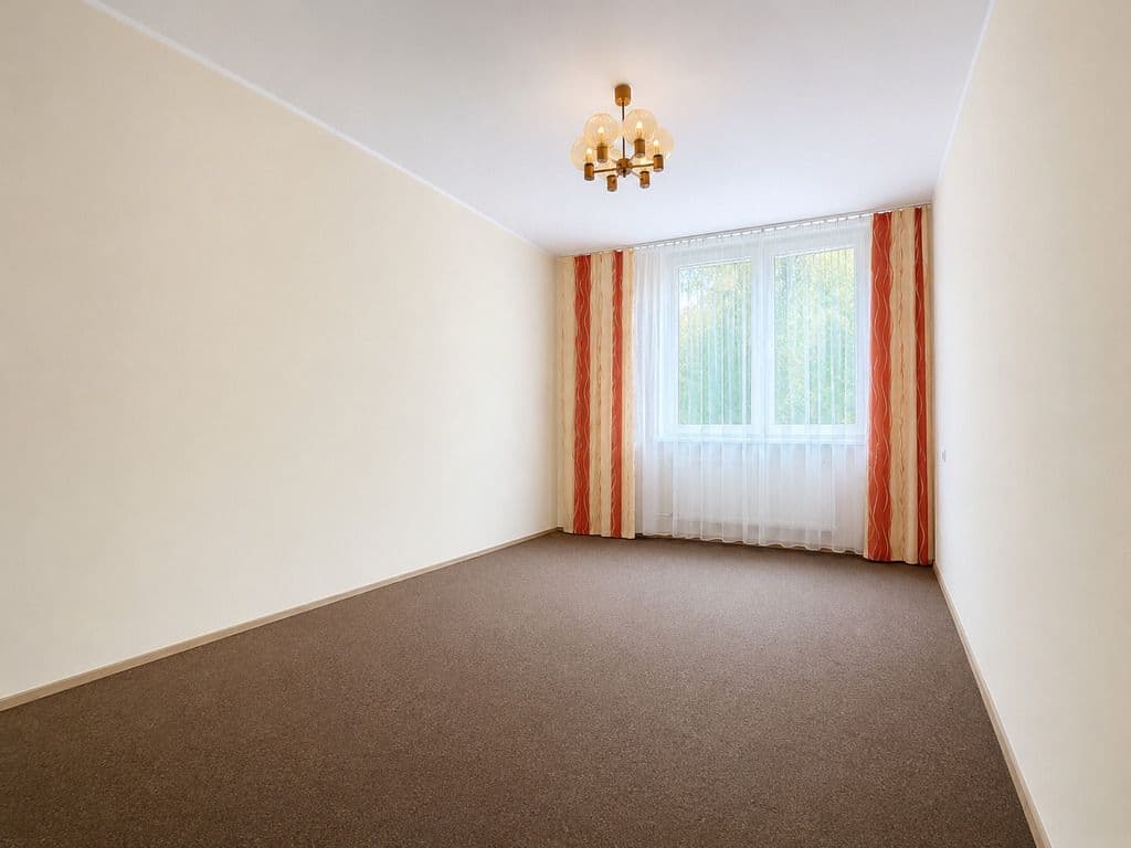 Flat with renovation potential near parks – 2
