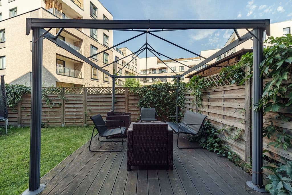 Spacious 4-room apartment with 80 m² gardens – 8