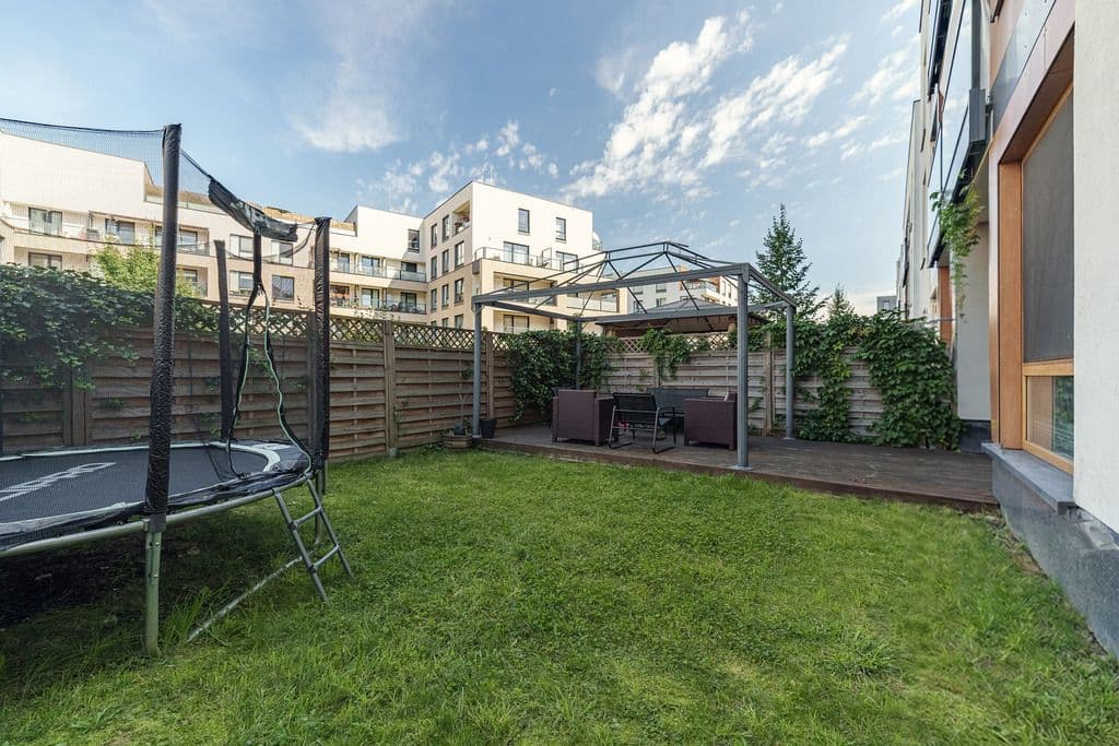 Spacious 4-room apartment with 80 m² gardens – 9
