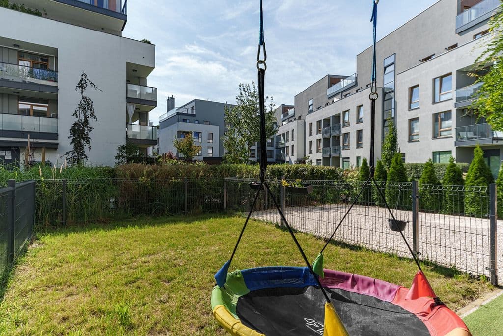 Spacious 4-room apartment with 80 m² gardens – 10