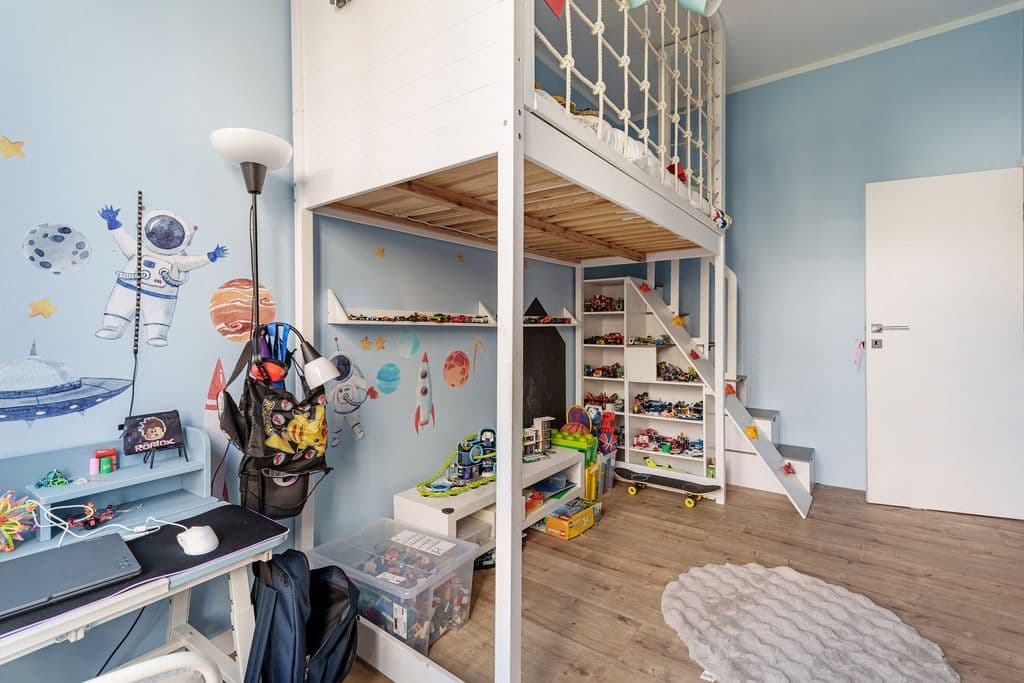 Spacious 4-room apartment with 80 m² gardens – 12