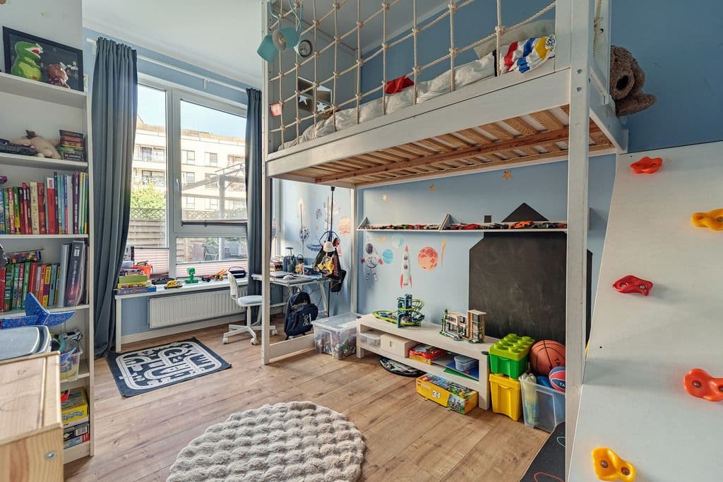 Spacious 4-room apartment with 80 m² gardens – 13