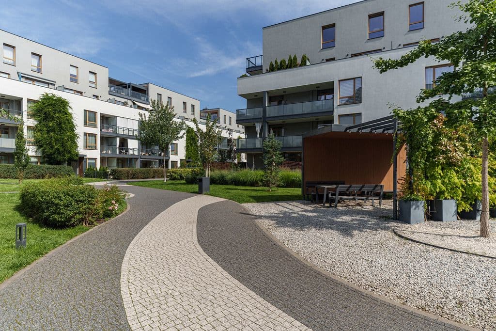 Spacious 4-room apartment with 80 m² gardens – 19