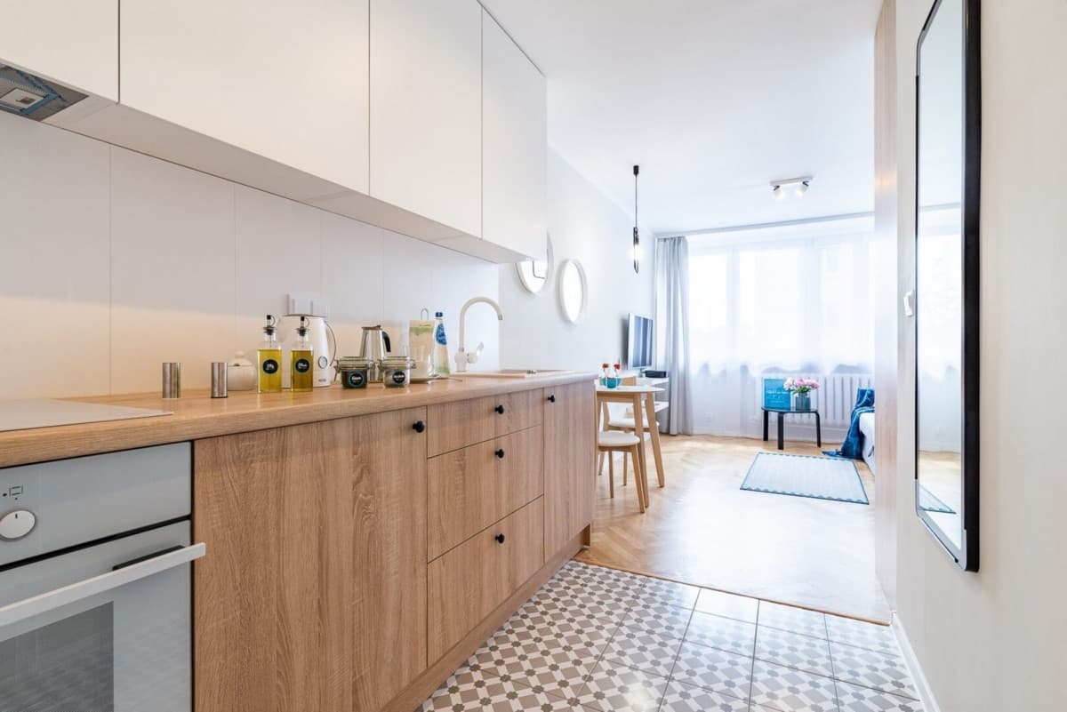 Renovated studio steps from metro in city center – 2