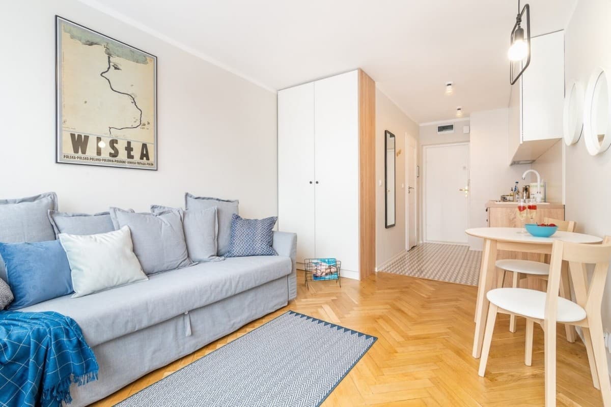 Renovated studio steps from metro in city center – 3