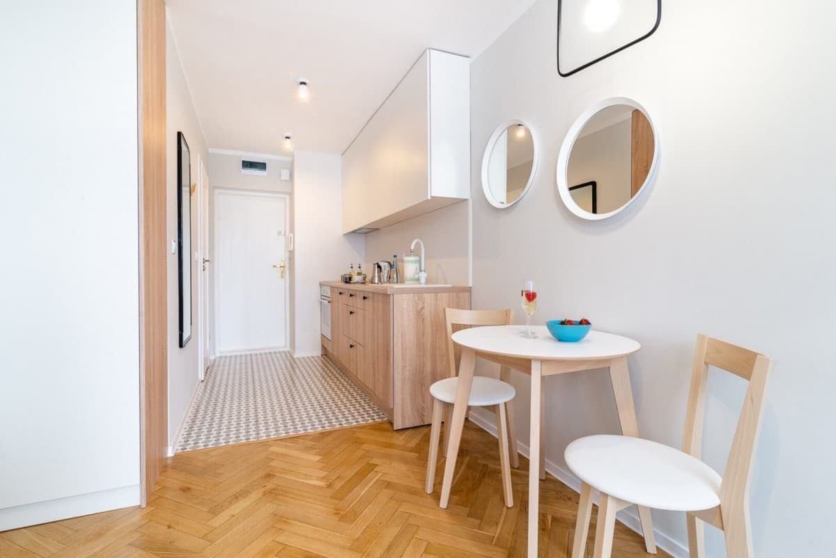 Renovated studio steps from metro in city center – 5
